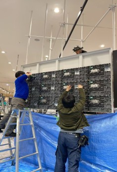 天吊り構造のLED施工（W2.4×H1.35）