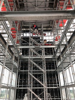 大型縦長LEDビジョンの設置