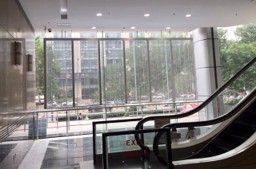 商業施設のガラス壁面設置