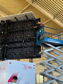 リフト使用での高所取付け