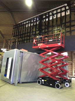 大型LEDパネルの昇降設置