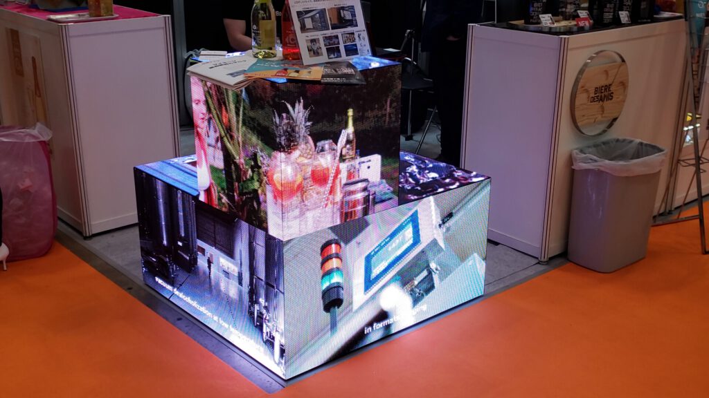 都内イベント会場 — イベント向けキューブLEDビジョン