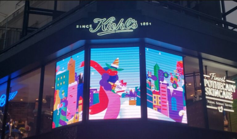 渋谷 — 天井にレールを設けた前後移動式LED