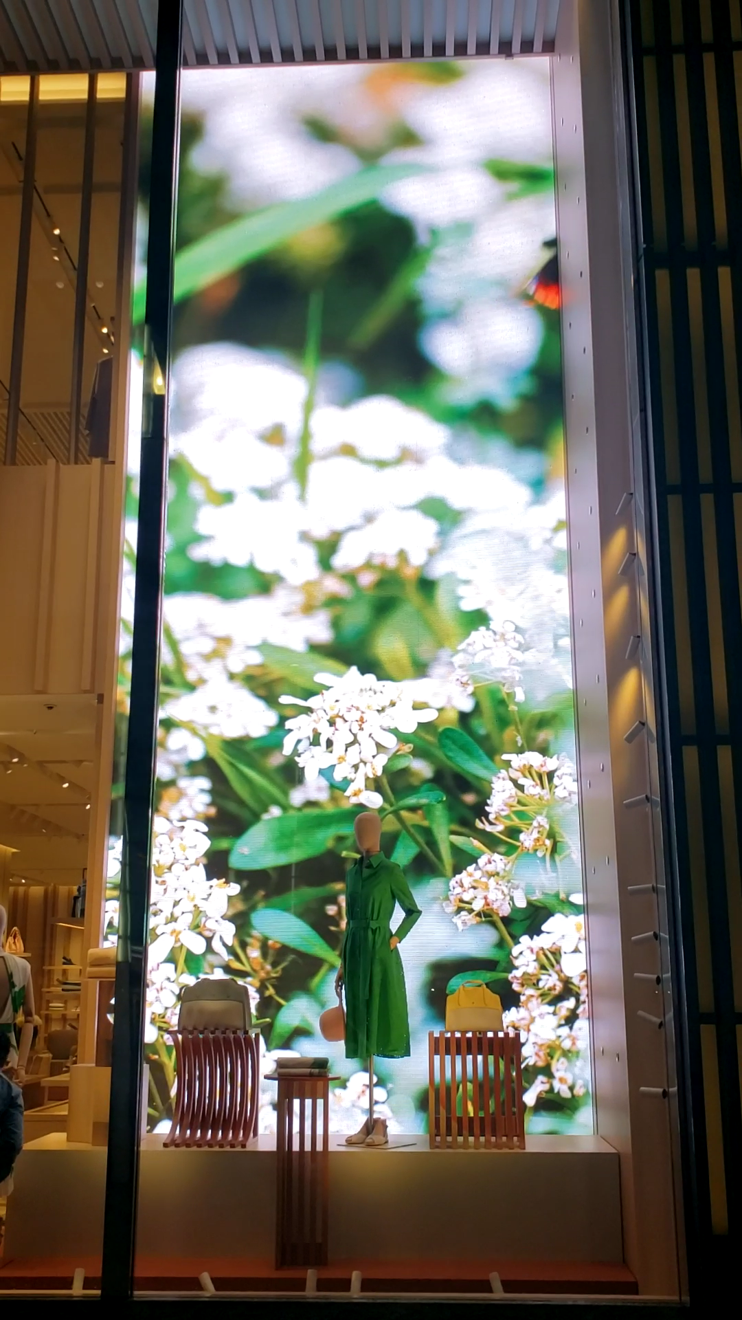 銀座 — 屋外用高輝度採用