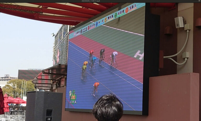 川崎 — 屋外用高輝度採用