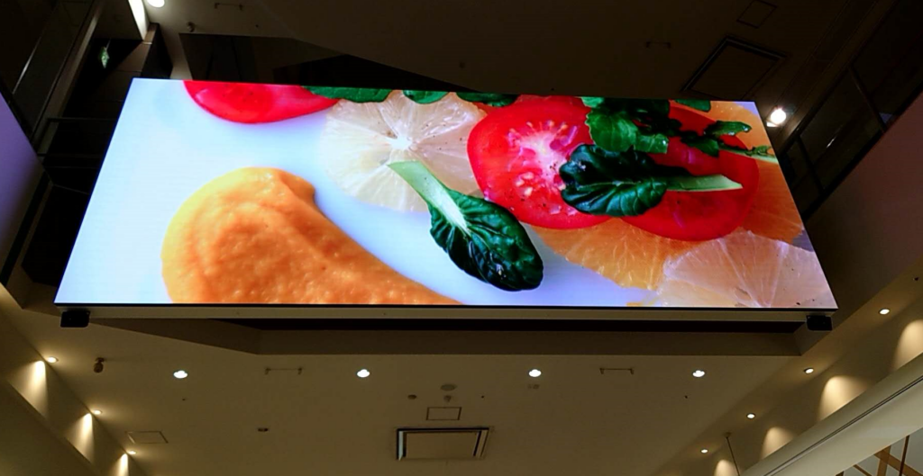 大阪 — 屋外用高輝度採用