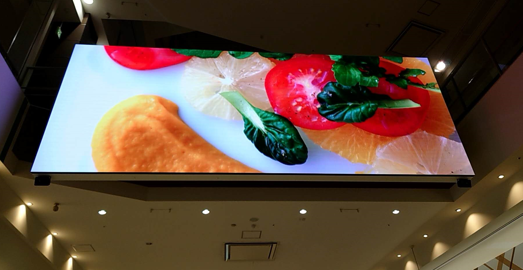 大阪 — 屋外用高輝度採用