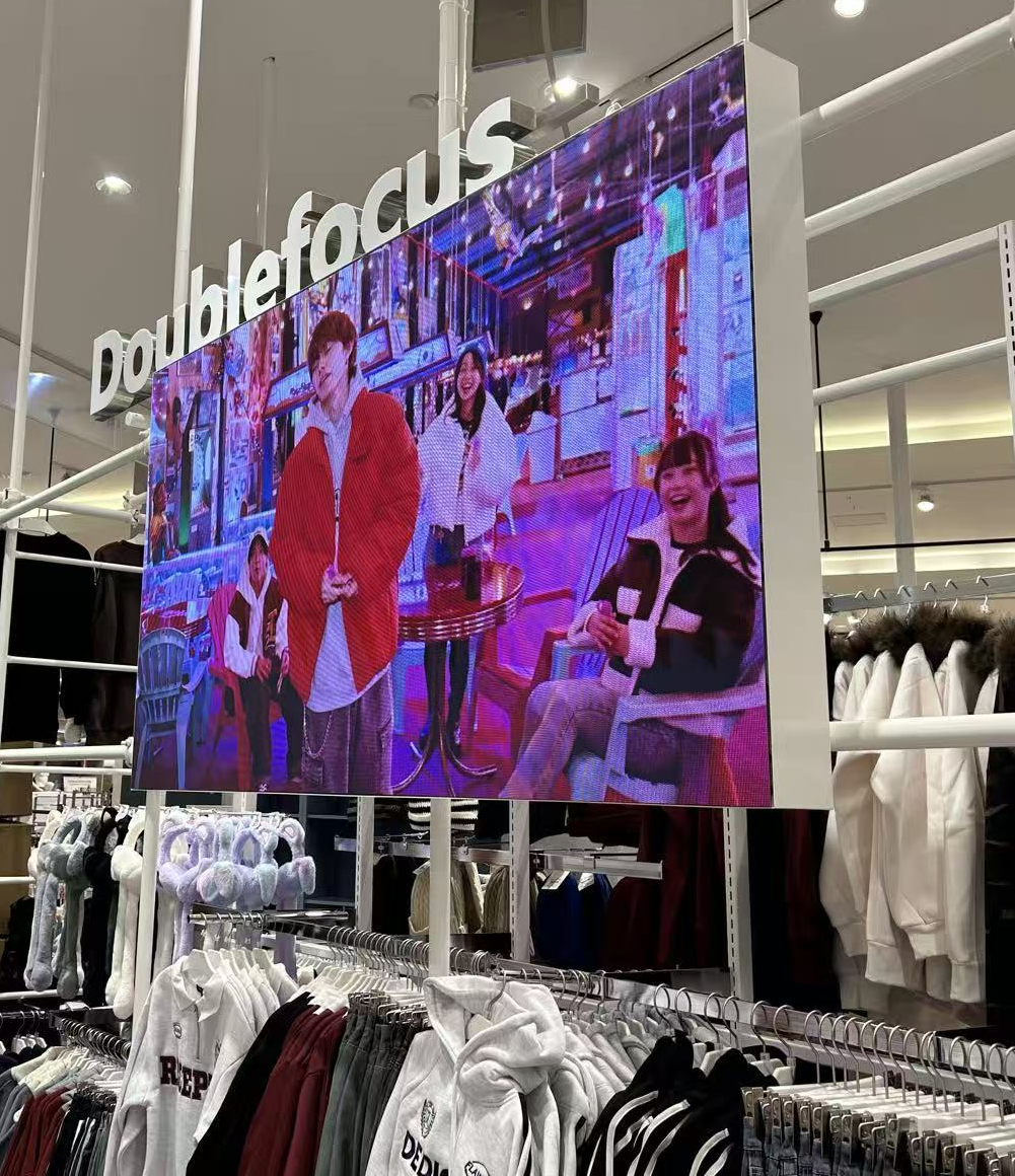 全国 商業施設内アパレル — 16:9比率高精細GOB（約30店舗）