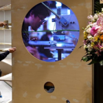 羽田空港 アパレル店 — 高精細GOB2基設置