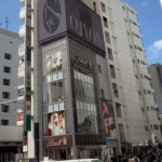 渋谷 ビル屋上広告 — 超大型屋外LED（90度設置）