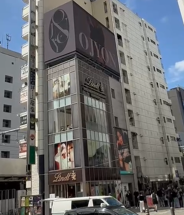 渋谷 ビル屋上広告 — 超大型屋外LED（90度設置）